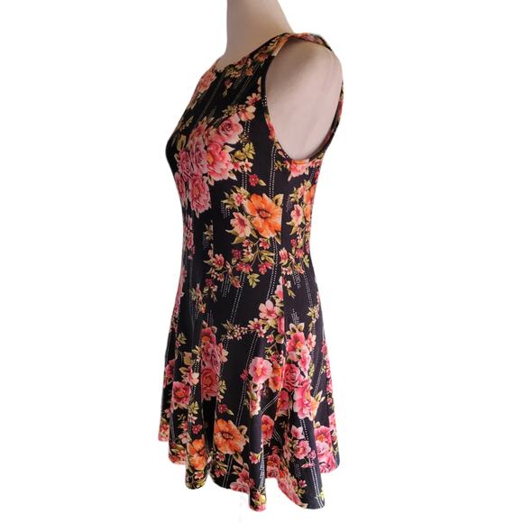 Forever 21 Dark Floral Fit & Flare Dress Sz Medium Roses Cute Skater Romantic - Picture 7 of 7